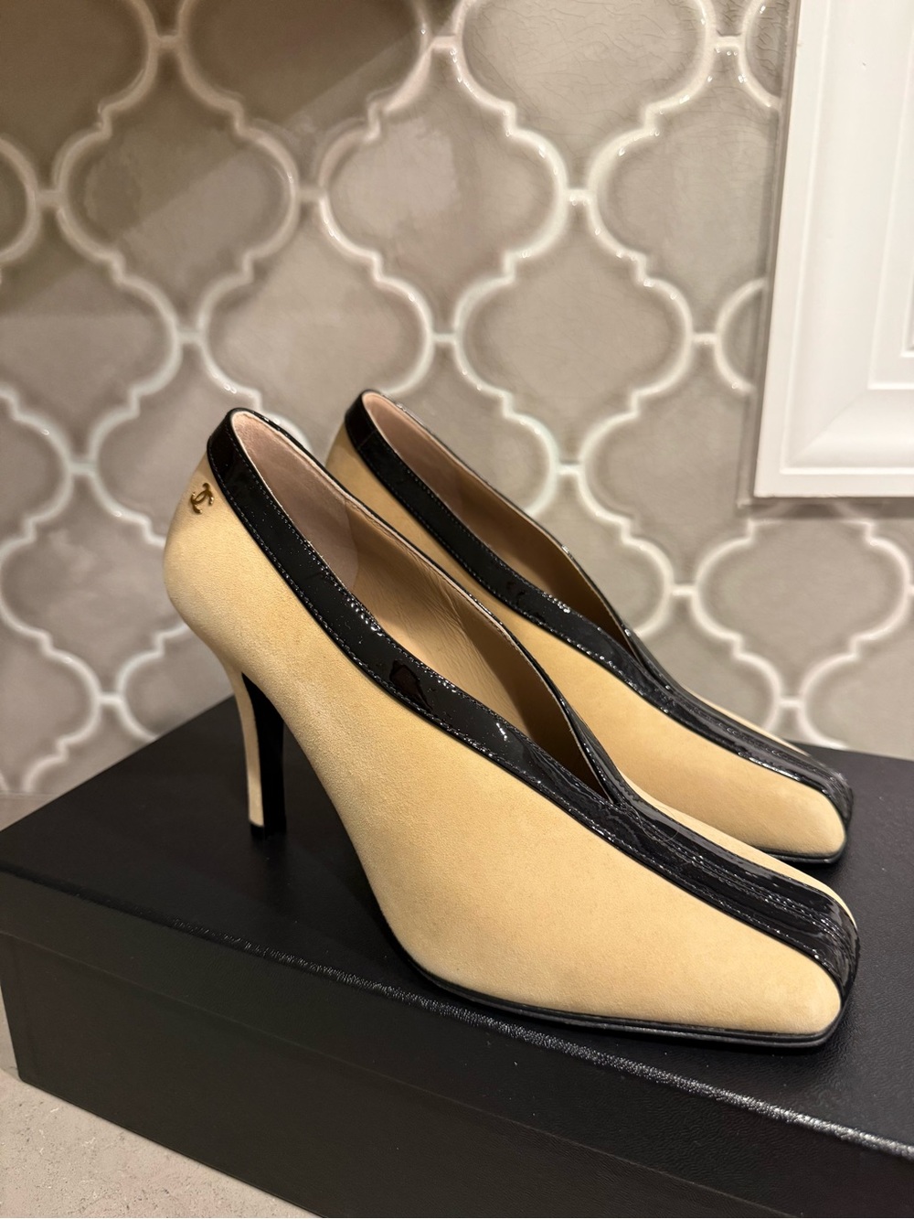 BNWT Chanel 26S Suede Patent Calfskin Beige & Black Pumps Shoes Size 36.5